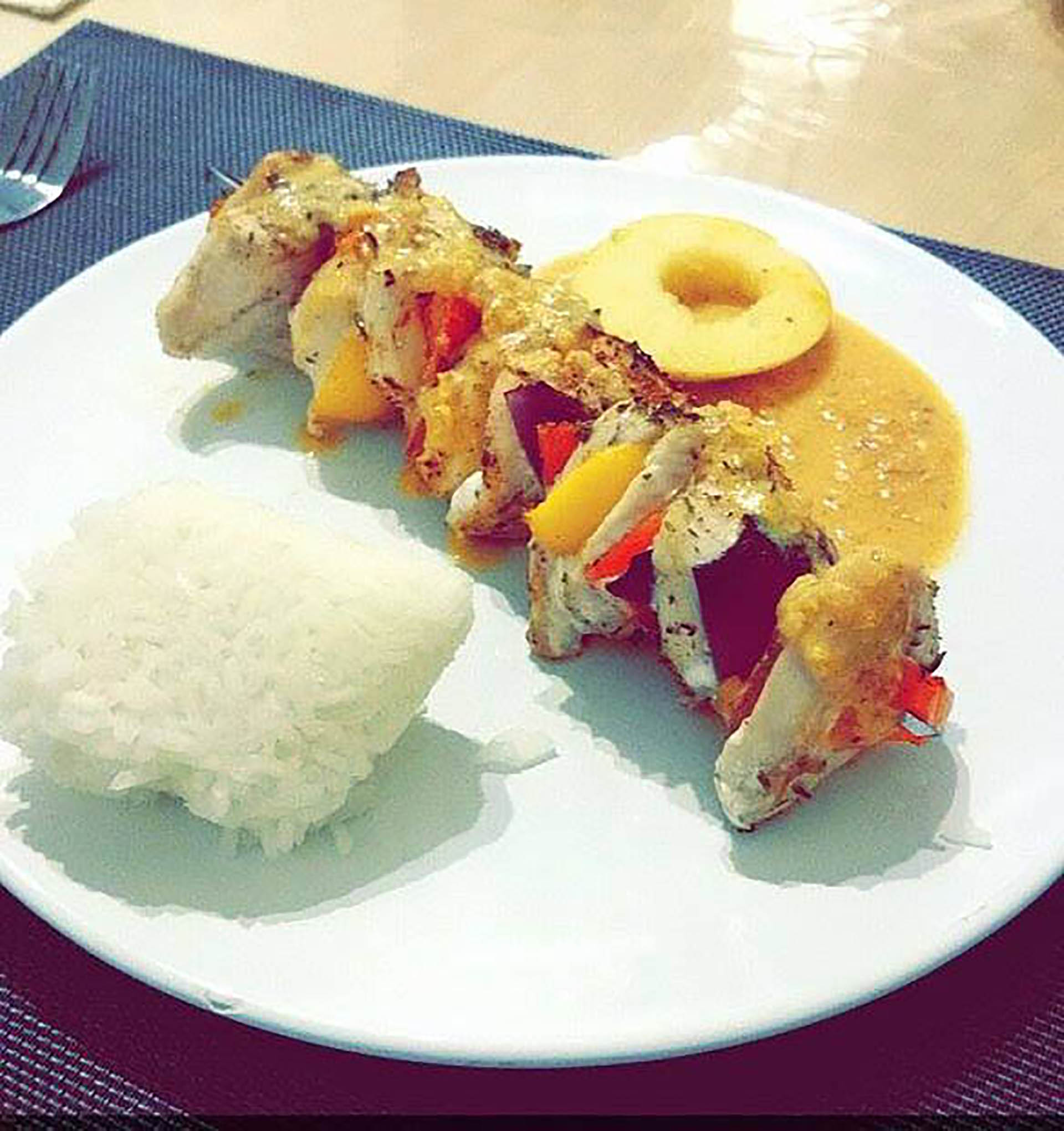Présentation de Brochettes de poulet aux tomates, pommes et oignon rouge