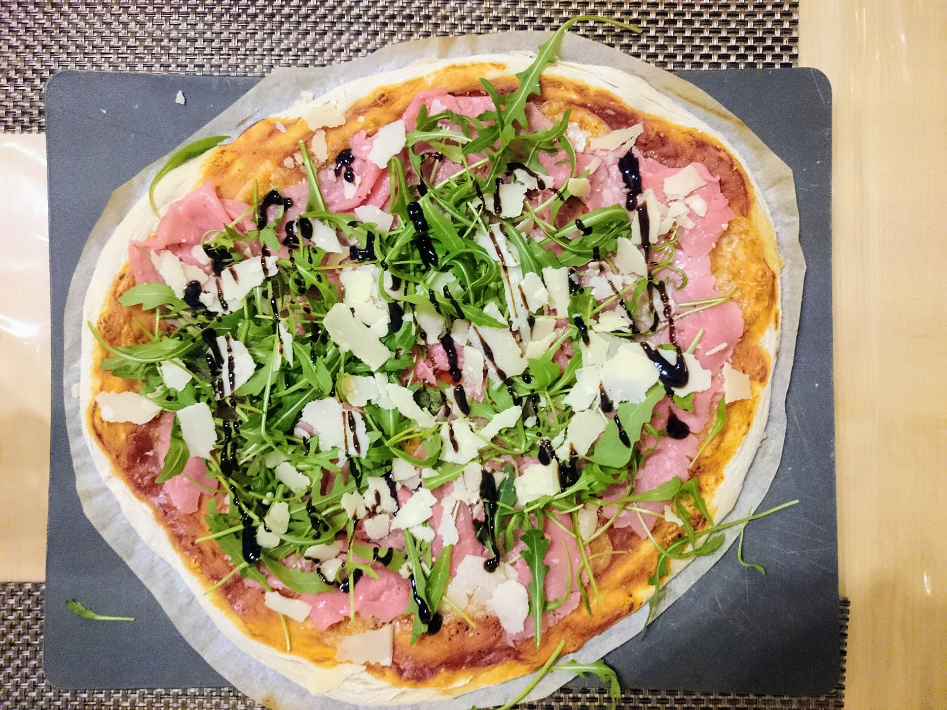 Présentation de Pizza maison roquette carpaccio