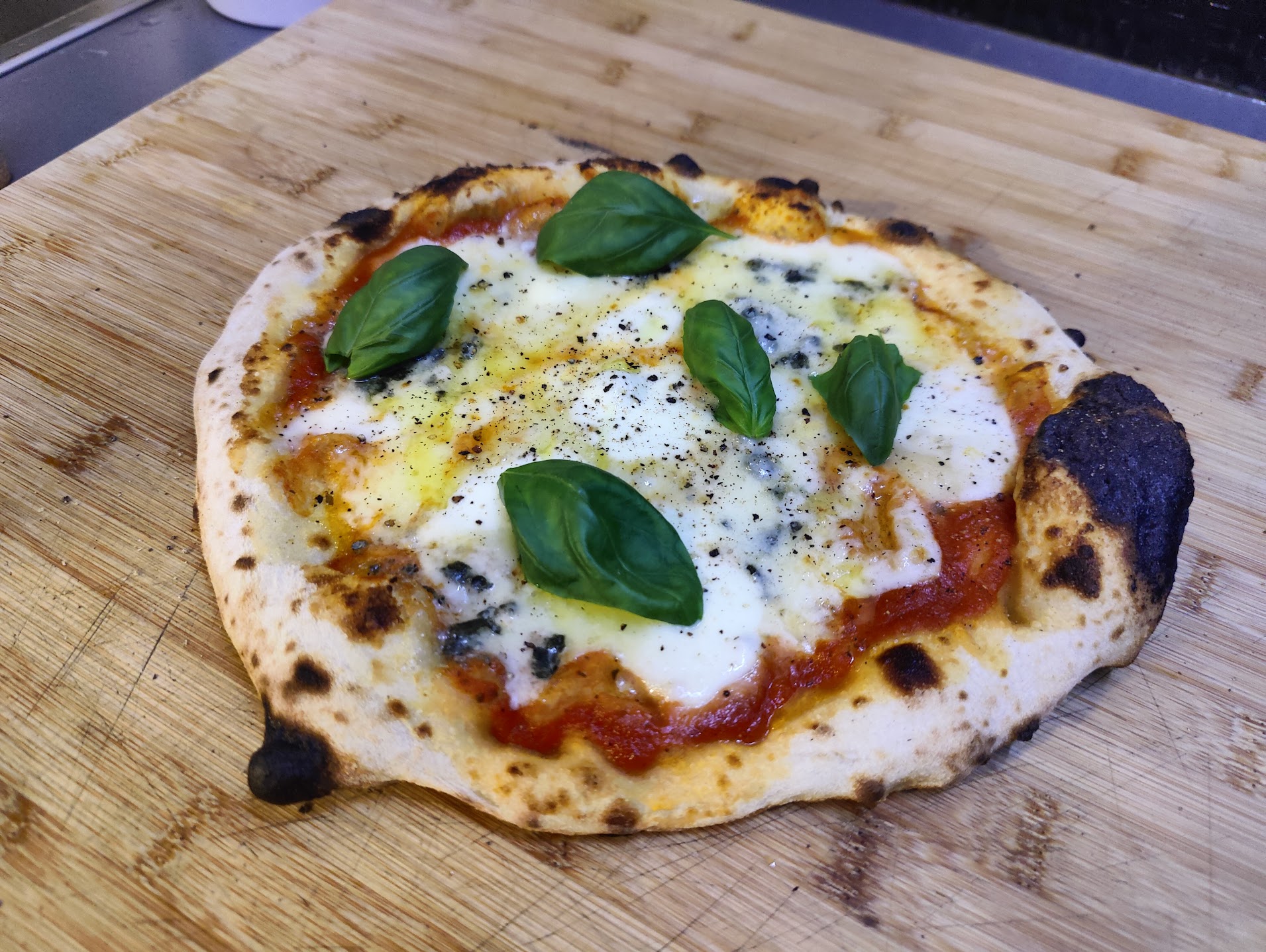 Pizza garnie prête à être dégustée